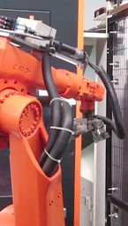 Automation_FAMAG_bearbeitung_fräsmaschine_Roboter_KUKA_KR6